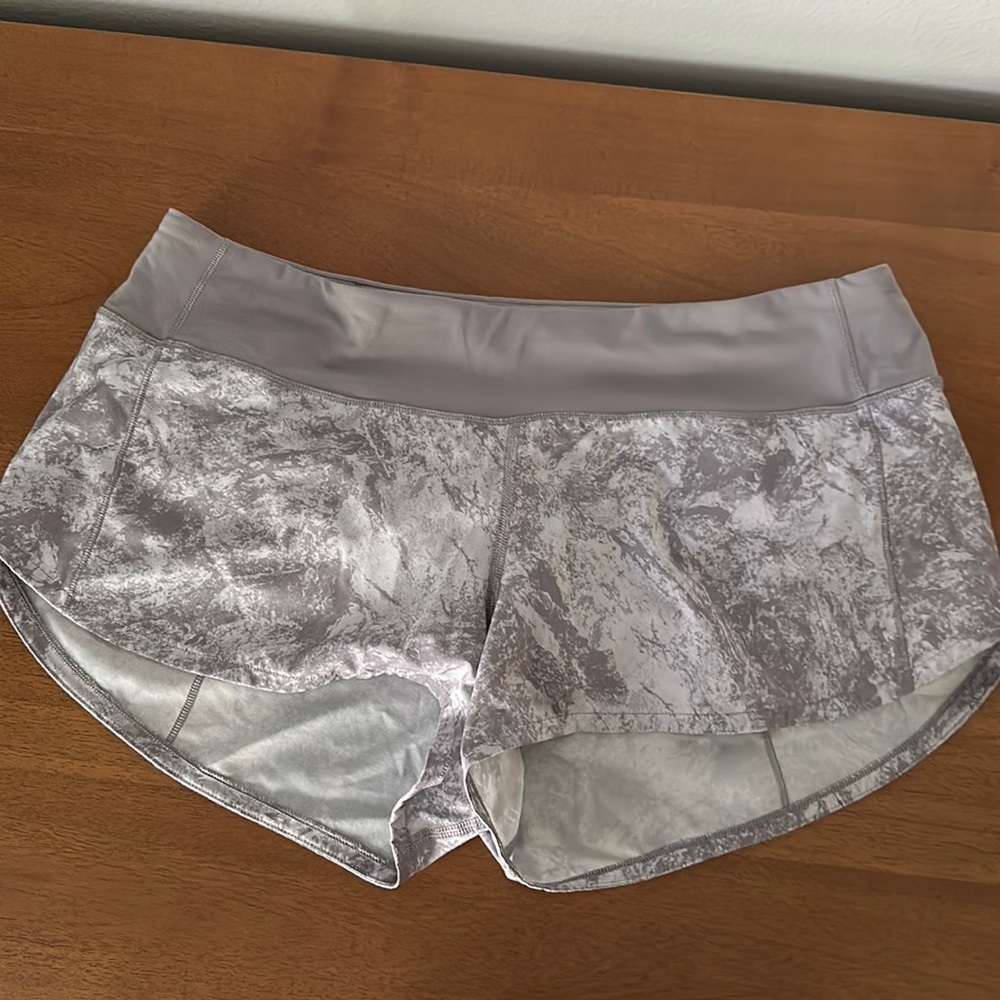 Lululemon Speed Up Low Rise 2.5” Shorts Washed Marble Alpine White Silverscreen